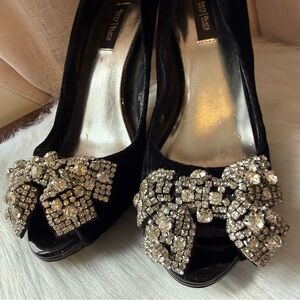 White House Black Market Black Velvet RUMOR Rhinestone Bow Peep Toe Heels Sz 7.5